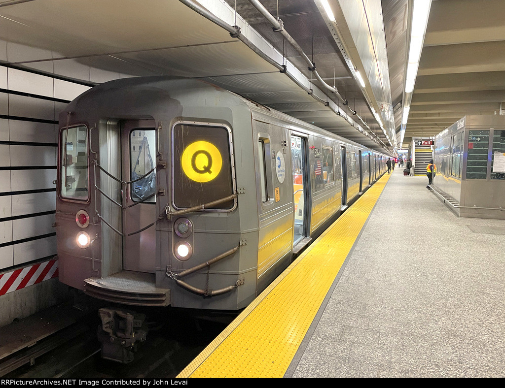 Q trains with R68 consists at 96th Street Station